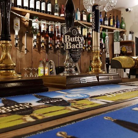 The Cock Hotel Bronllys Bagian luar foto