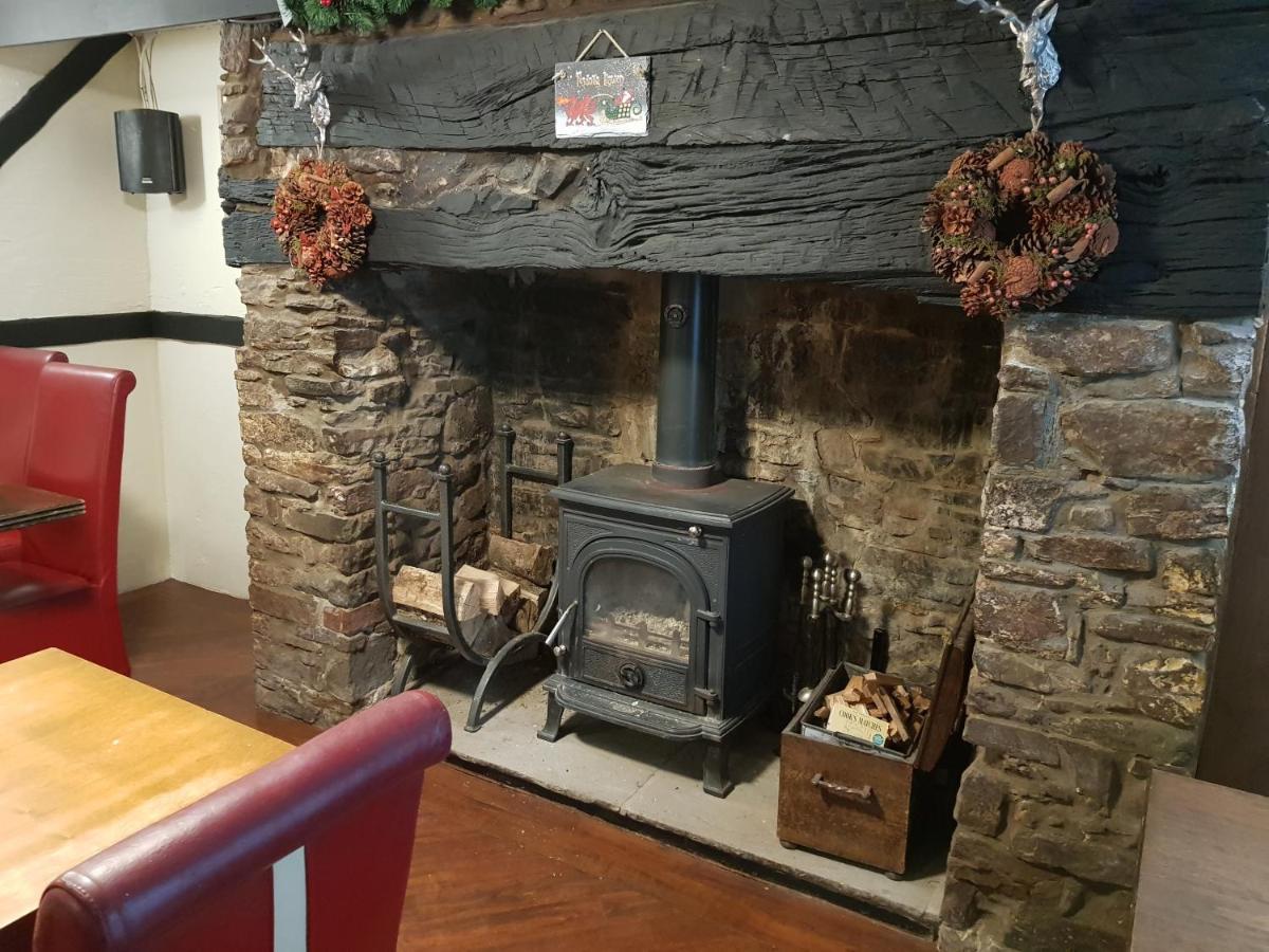The Cock Hotel Bronllys Bagian luar foto