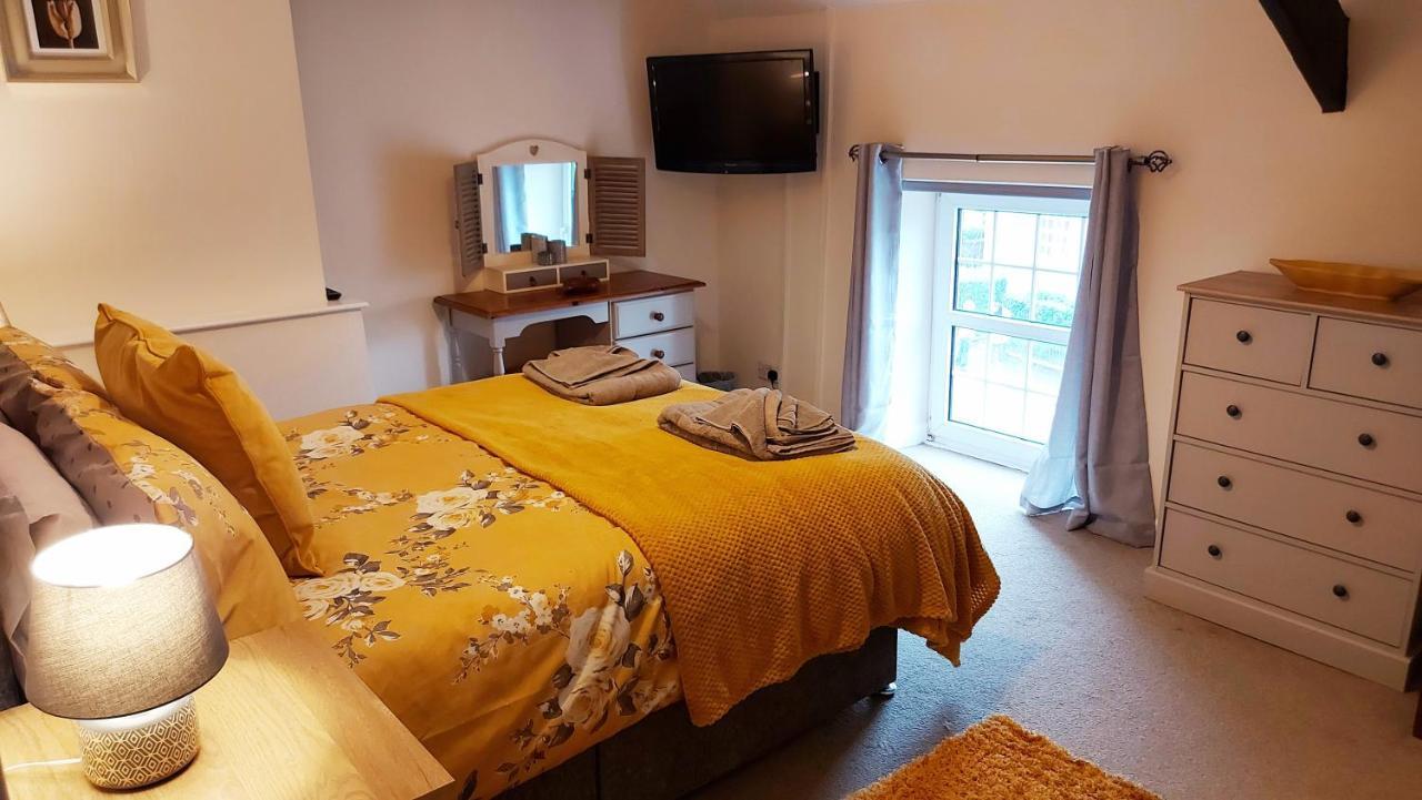 The Cock Hotel Bronllys Bagian luar foto