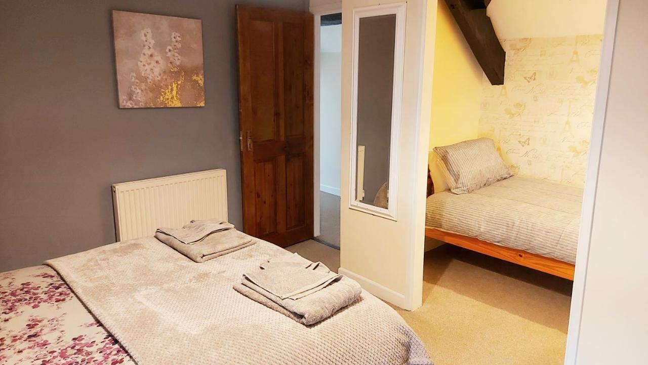 The Cock Hotel Bronllys Bagian luar foto