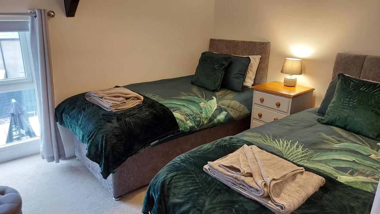 The Cock Hotel Bronllys Bagian luar foto
