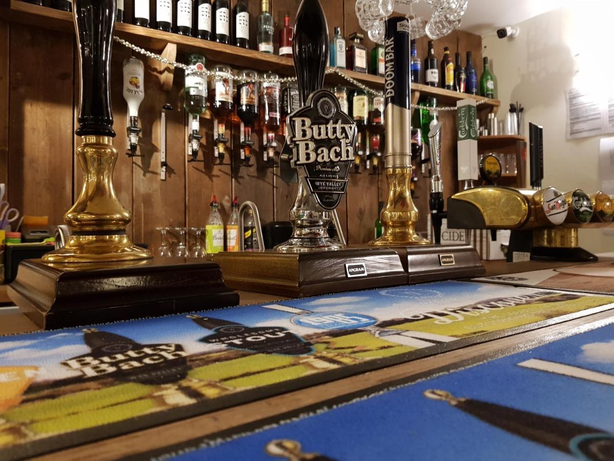The Cock Hotel Bronllys Bagian luar foto