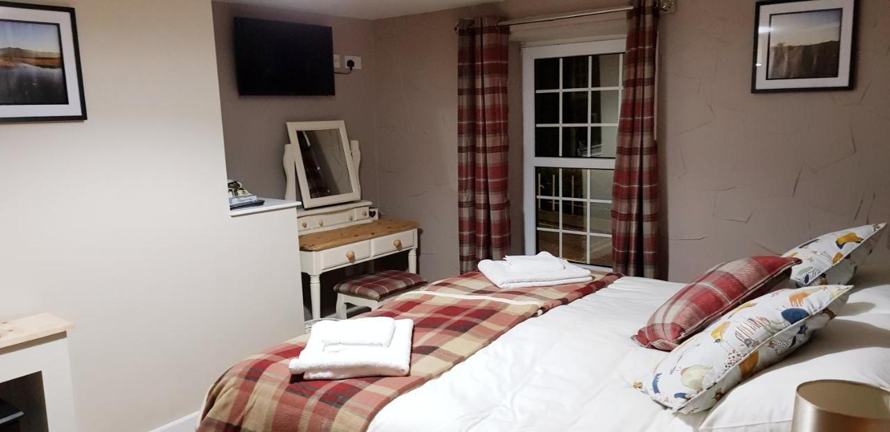 The Cock Hotel Bronllys Bagian luar foto