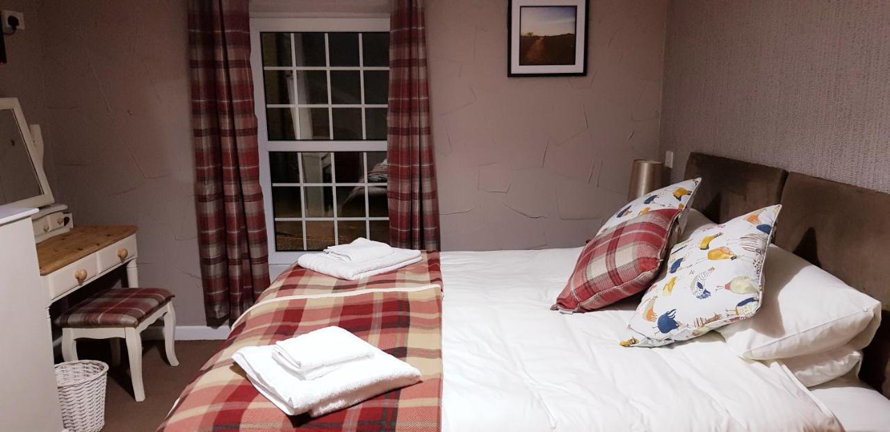 The Cock Hotel Bronllys Bagian luar foto