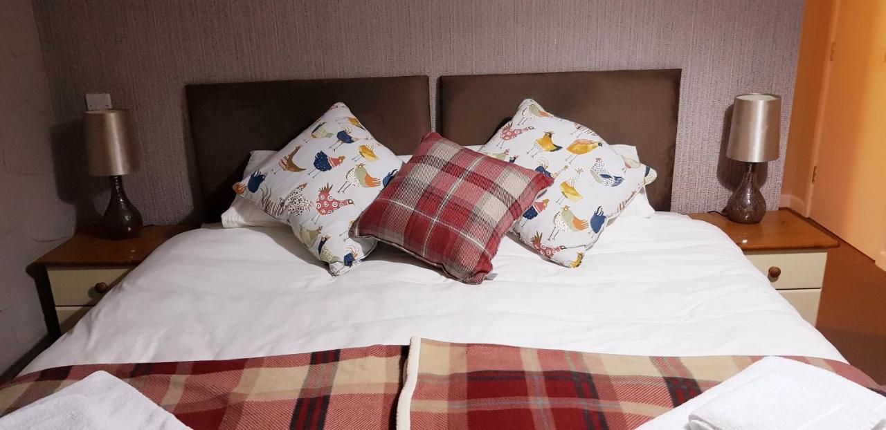 The Cock Hotel Bronllys Bagian luar foto